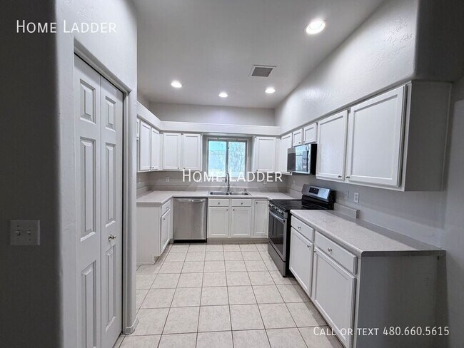 Building Photo - 651 W Fairway Cove Dr