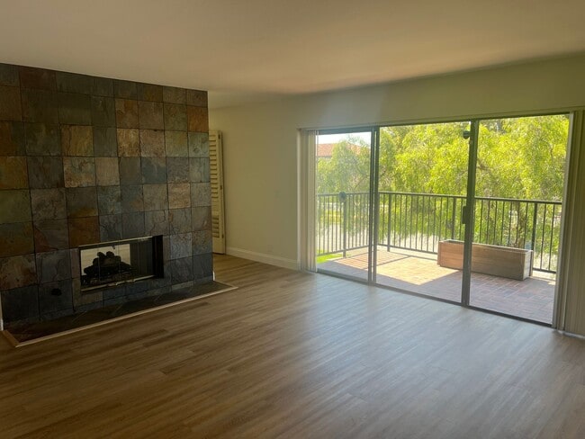 Building Photo - Huge 2 bed 2 bath condo.  2 balconies peek a boo ocean views