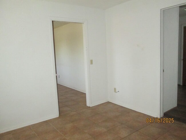 Building Photo - HOUSE -- 3 bedrooms, 2 bathrooms