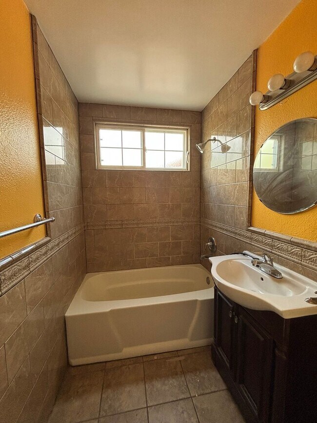 Building Photo - 4122 Aragon Dr