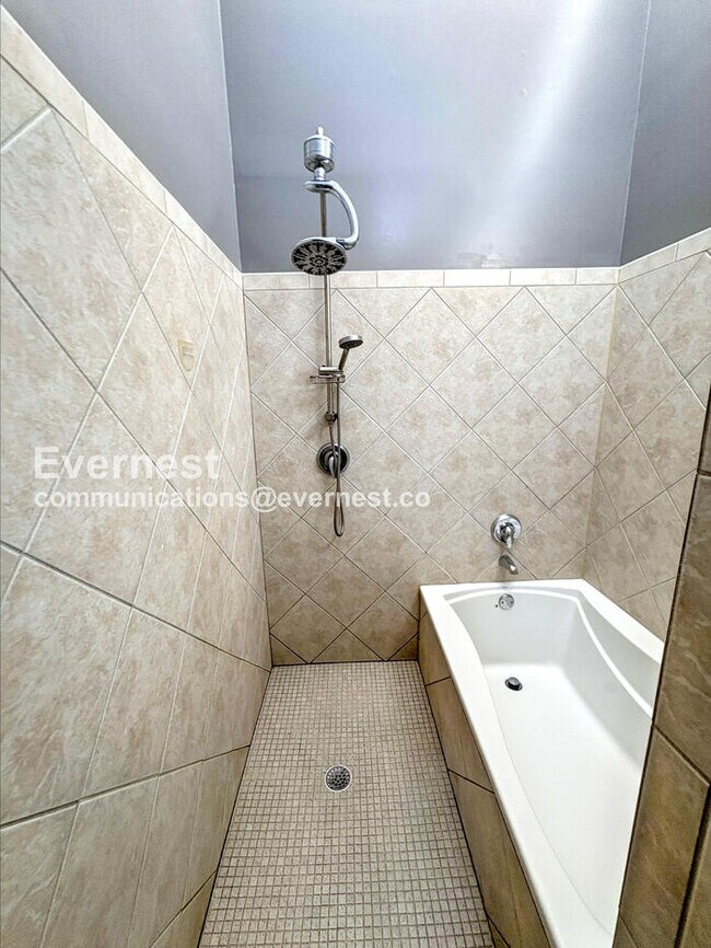 Building Photo - 2 Bed/2.5 Bath Townhome with Garage - 18 M...