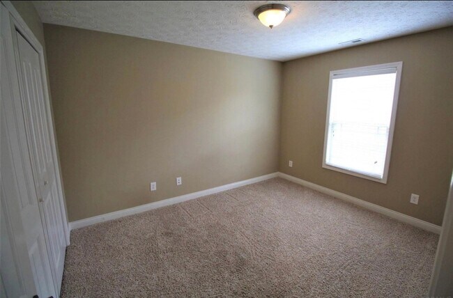 Building Photo - Ranch Style House...3 Bedroom 2 Bath