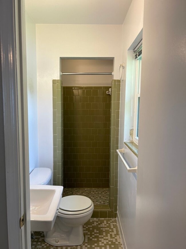 Building Photo - Charming 3 Bedroom, 2 Bath Brick Ranch Hom...