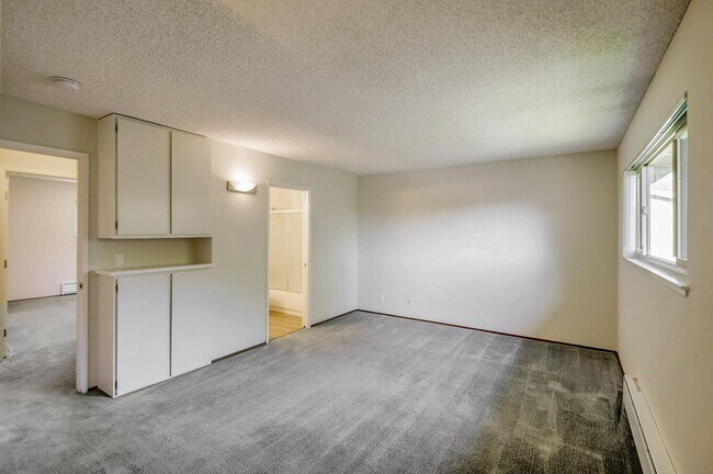 Building Photo - 2bed/2.5bath Townhouse with Updated Kitchen!