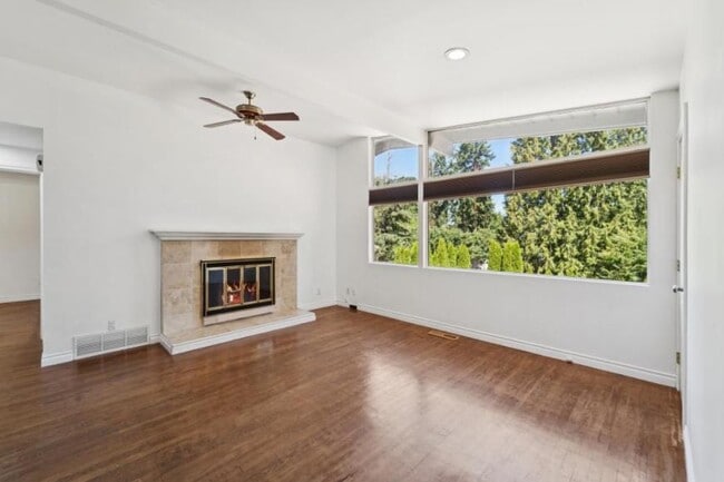 Building Photo - 4 bedroom in Bellevue WA 98006