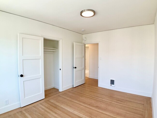 Building Photo - Remodeled! GARAGE PARKING Included! IN-UNI...