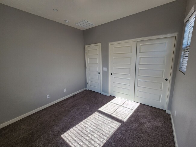 Building Photo - 3 Bedroom Townhome in the Fincher Fields C...