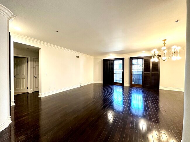 Building Photo - 850 N Croft Ave