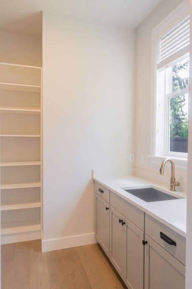 Building Photo - 5Bd/4.25Ba Kirkland House