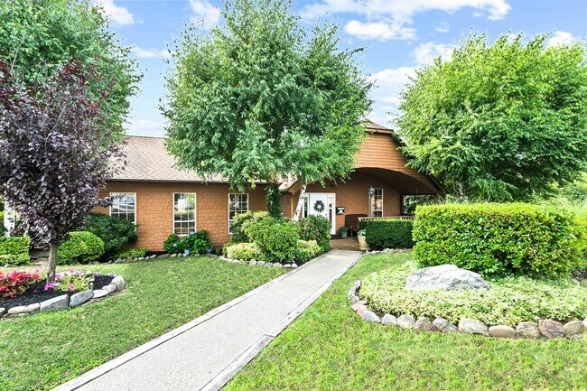 Building Photo - Two Bedroom Signature Style Apartment on t...