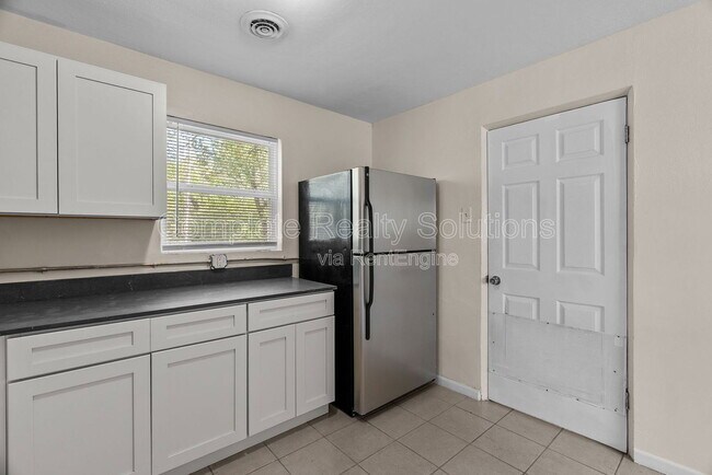 Building Photo - 10140 Earl Dr