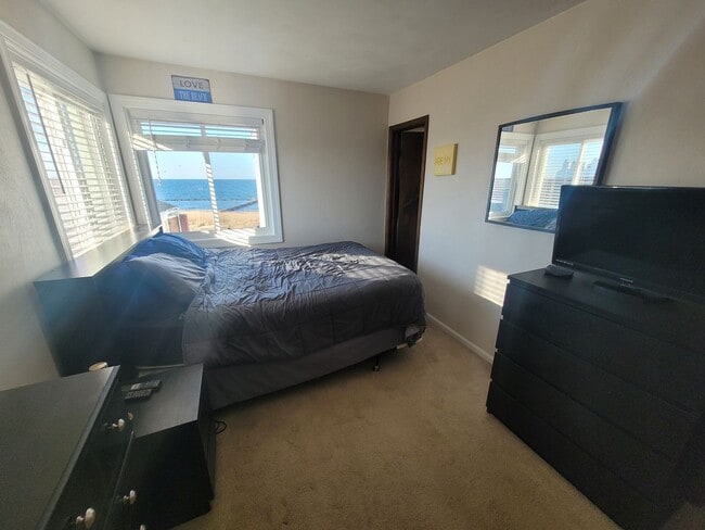 Building Photo - 2 Bedroom, 2.5 Bath Condo with with Ocean ...