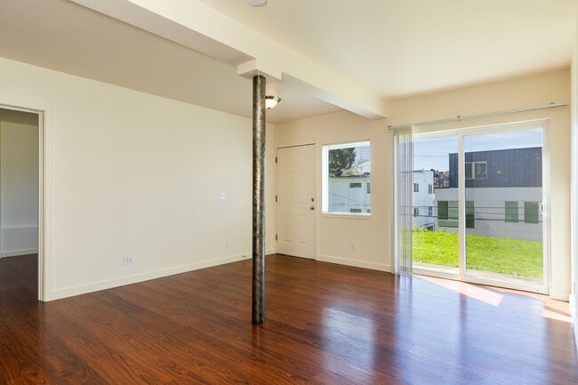 Building Photo - Sun-Filled 2BR/2BA Retreat w/ Split Layout, In-Unit W/D & Parking – Spacious 1,009 Sq Ft!