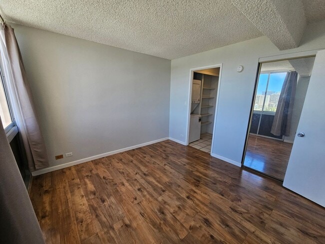 Building Photo - Bright 2-Bedroom Condo with Lanai