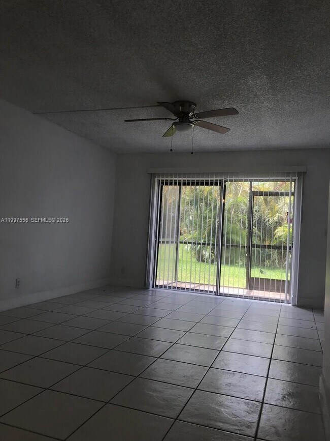 Building Photo - 10165 Twin Lakes Dr