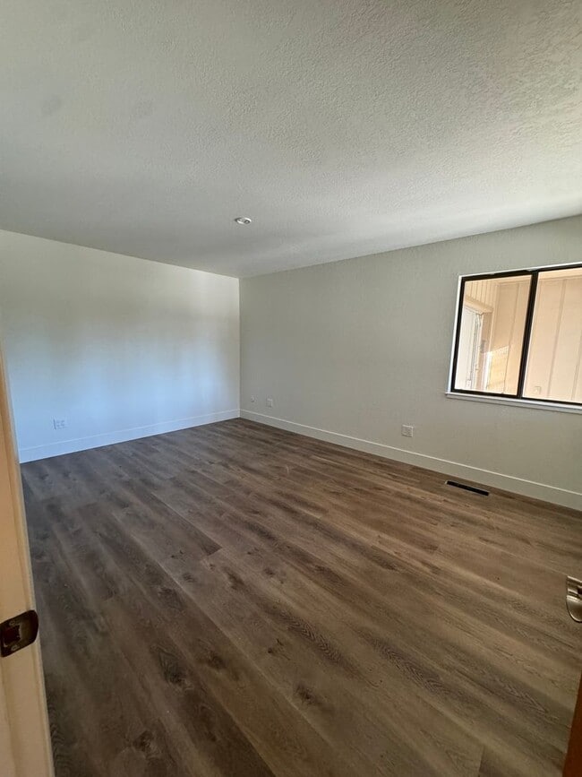 Building Photo - Lake of the pines GOLF COURSE charmer! New counters, new floor, new paint! Wonderful home!