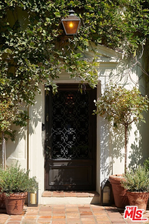 Building Photo - 7475 Hillside Ave