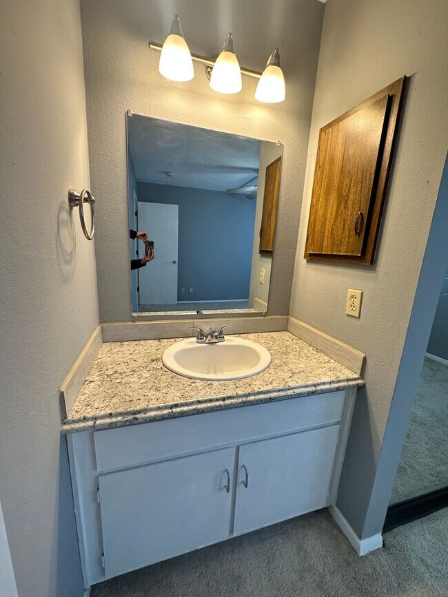 Building Photo - 3 Bedroom 2 Bathroom New flooring