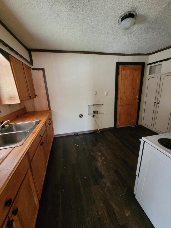 Building Photo - 309 W Chestnut Ave