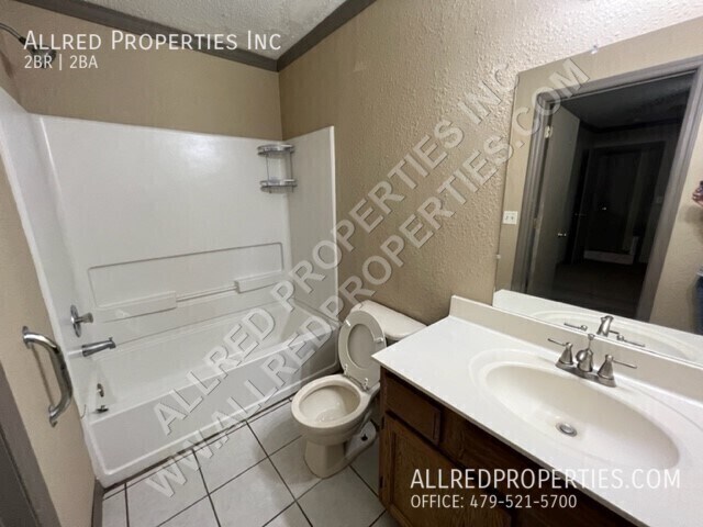 Building Photo - 1704 N Lewis Ave