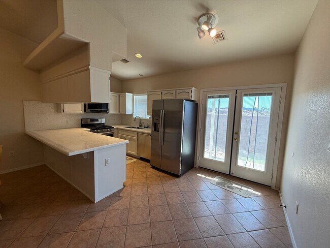 Building Photo - Yuma Meadows Townhouse - Furnished or Unfurnished
