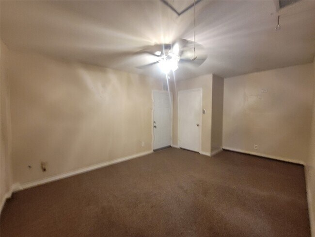 Building Photo - 912 Haverstraw Pl