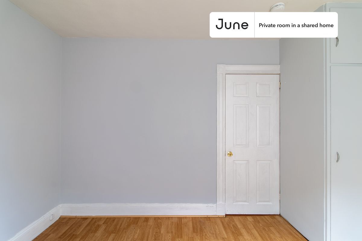 Building Photo - Private bedroom in 3 bed/1 bath Home