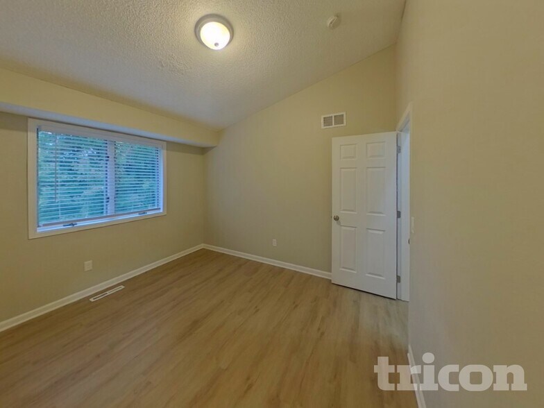 Building Photo - 4448 Hamilton Dr