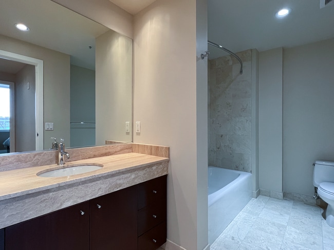 Building Photo - Beautiful 1 Bed 1 Bath Waterfront Condo w/...