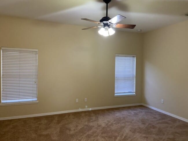 Building Photo - Spacious 4/2 in a Great Community!