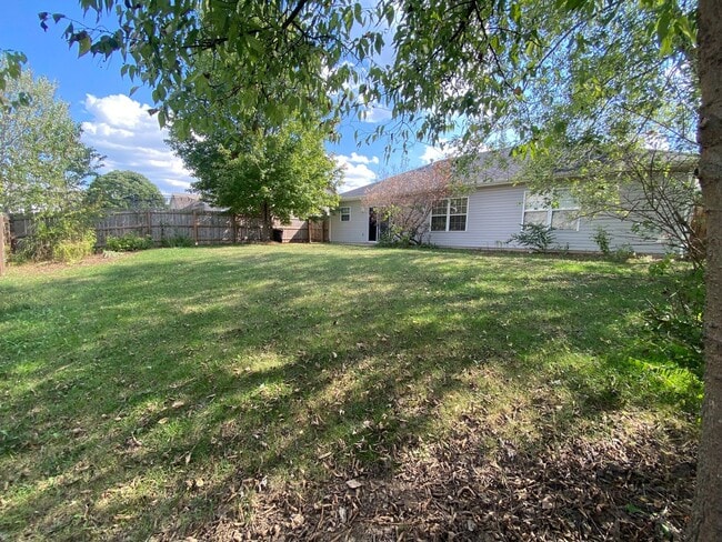 Building Photo - 3BR/2BA $1,800/MO - AVAILABLE 11/1/25