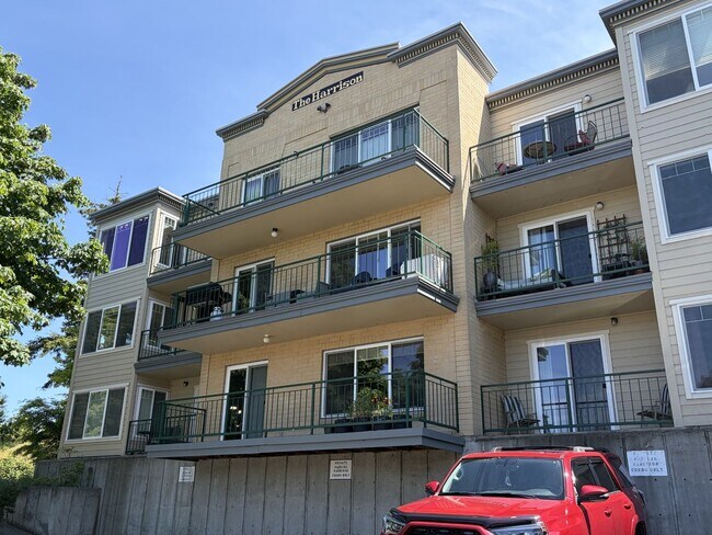 Building Photo - **Bright & Updated 2-Bedroom Condo with Water View in Friday Harbor!**