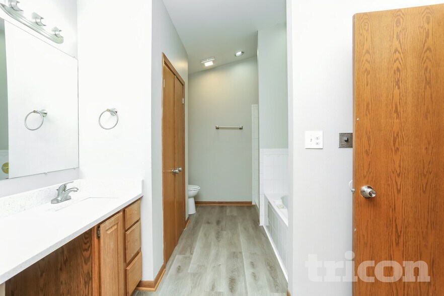 Building Photo - 5004 Lake Dawnwood Dr