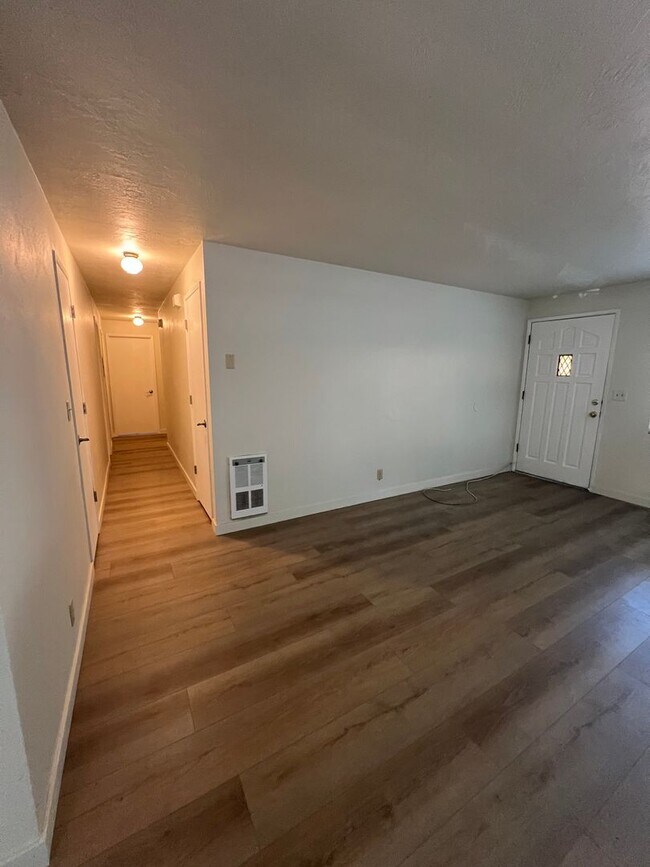 Building Photo - 511-513 SE L St