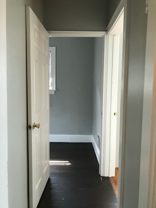 Building Photo - 5 Bedroom/3 Bathroom, mins. from UC $750/p...
