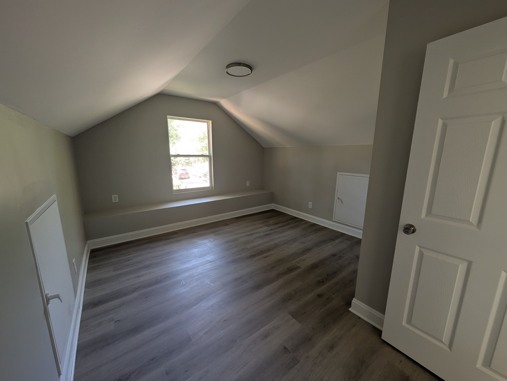 Building Photo - Room in House on Hart St