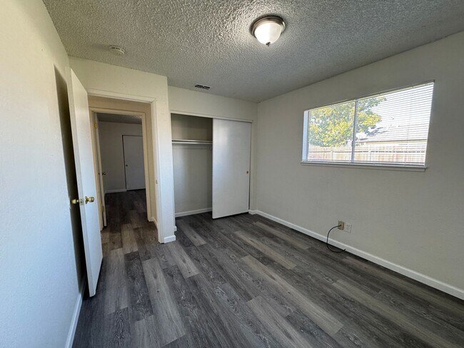 Building Photo - Three Bed, Two Bath Home In North Stockton