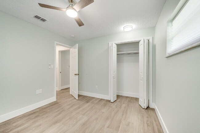 Building Photo - 4 bedroom, 2 bathroom Beachside, Pool Home!
