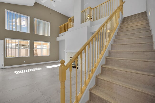 Building Photo - Spacious 4-bedroom, 3-car garage home feat...