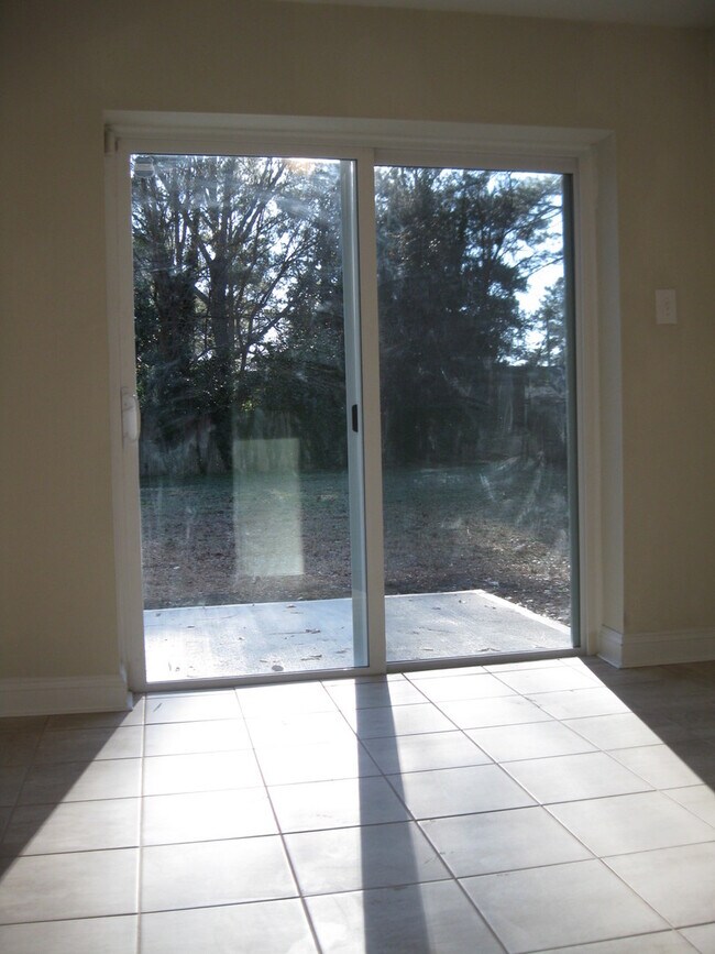 Building Photo - Home centrally located