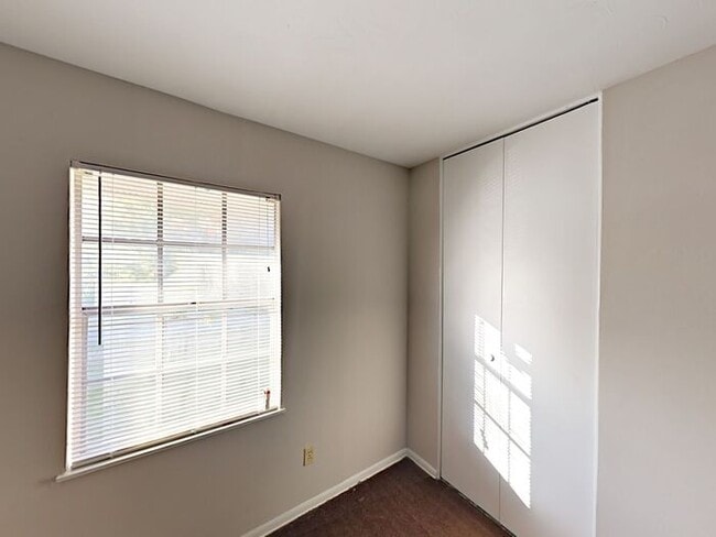 Building Photo - No Application Fees* $500 Off 1st months r...