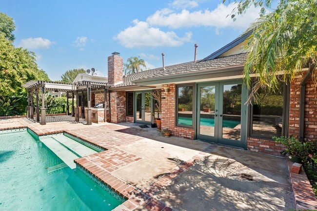 Building Photo - Perfect Entertaining Family Home with Larg...