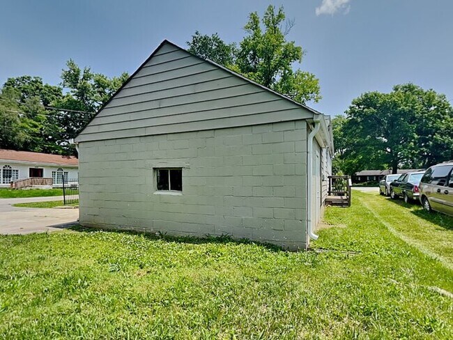 Building Photo - 1601 W Northgate St