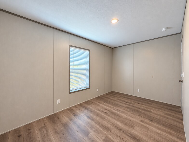 Building Photo - 104 Pine Cone Dr