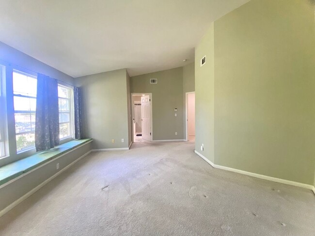 Building Photo - Lovely 3-bedroom Townhome for rent in Frem...
