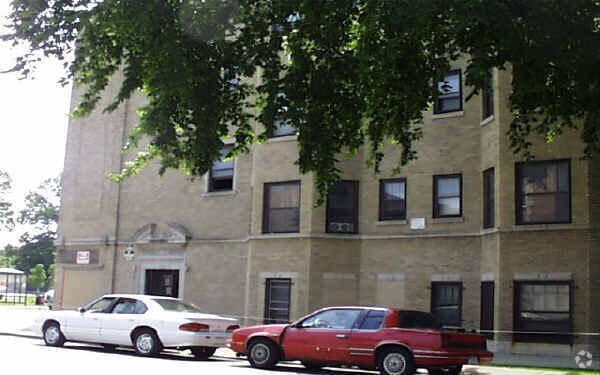 52 N Laramie Ave - 5201-5207 W Washington Blvd