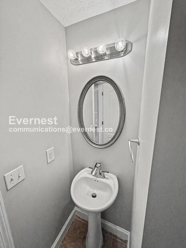 Building Photo - Limited Time Special Offer / 5 Bed, 4 Bath Home with Garage / Pet-Friendly / Vouchers Accepted / ...