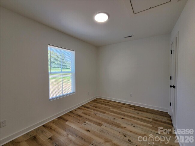 Building Photo - 1302 Rainbow Dr
