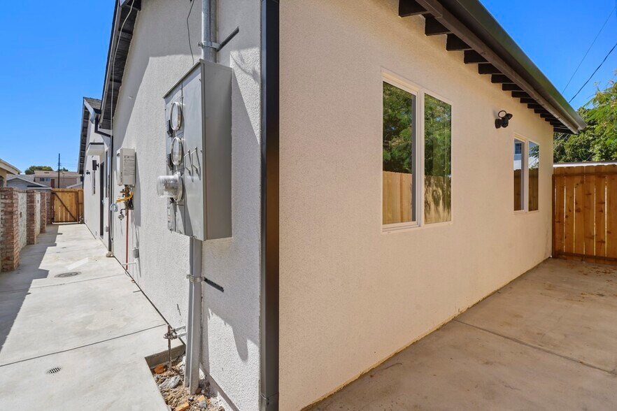 Building Photo - 7906 Oakdale Ave