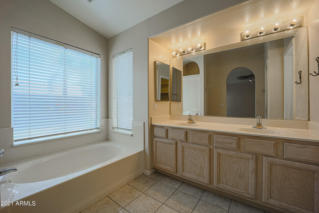 Building Photo - 4807 W Ponderosa Ln